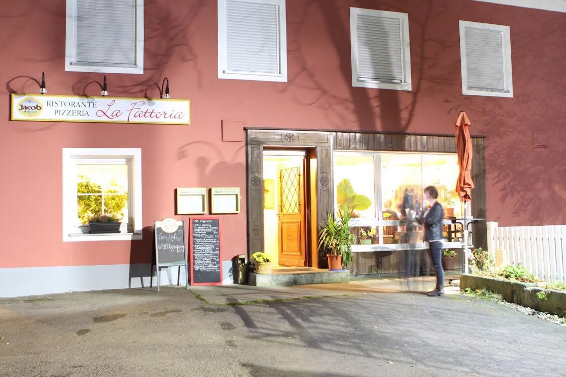Eingang der Pizzeria La Fattoria in Bodenwöhr