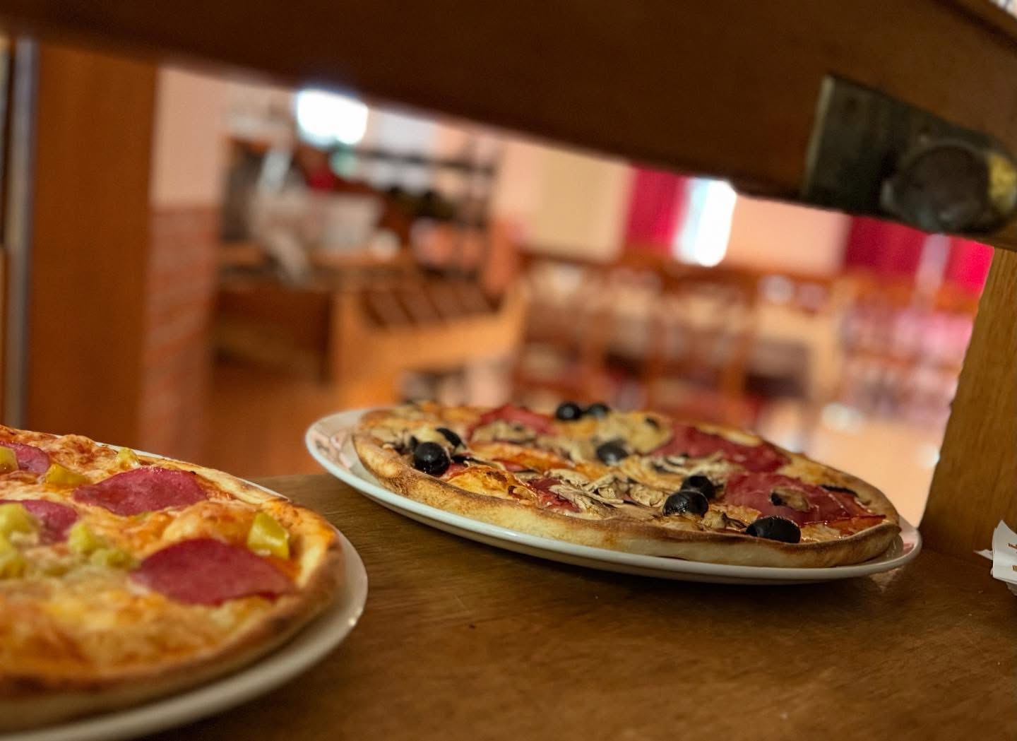 Zwei Pizzen frisch zubereitet